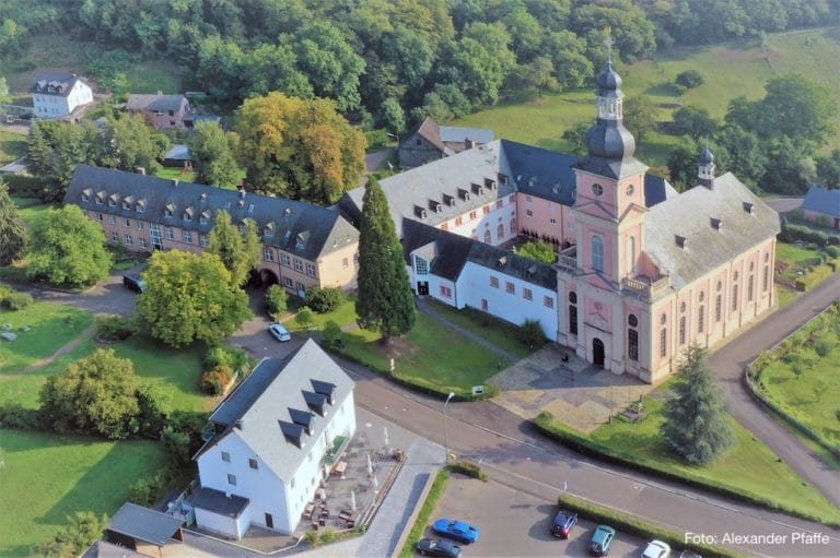 Luftbild des Klosters Springiersbach an der Mosel