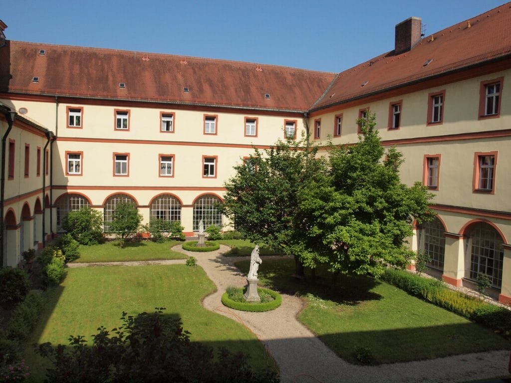Kreuzgang und Innenhof des Karmelitenklosters Straubing