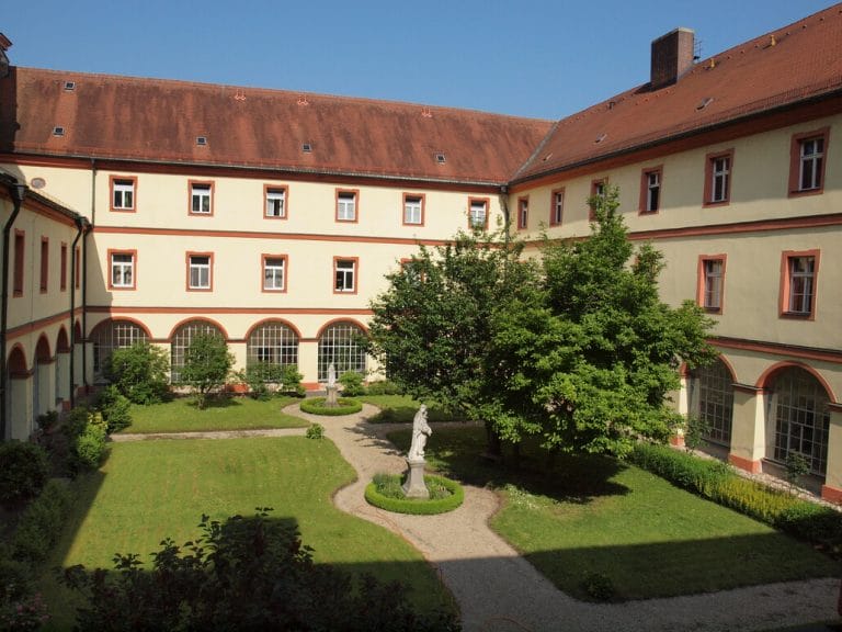 Kreuzgang und Innenhof des Karmelitenklosters Straubing