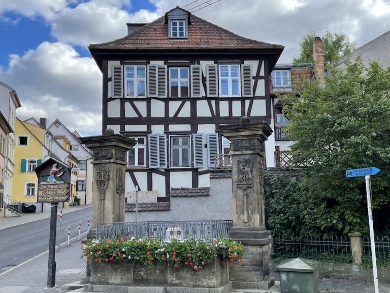 Denkmalgeschütztes Fachwerkhaus am Karmelitenplatz in der Bamberger Bergstadt