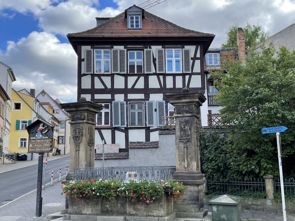Denkmalgeschütztes Fachwerkhaus am Karmelitenplatz in der Bamberger Bergstadt