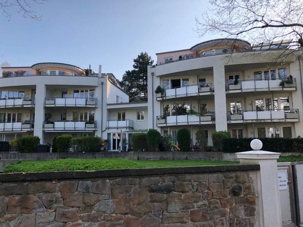 Stadtwohnungen im Klostergarten Bochum hinter der alten Klostermauer