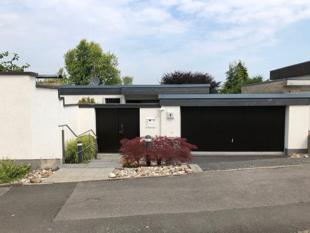 Bauhausvilla in Dortmund, Zufahrt mit Garagen