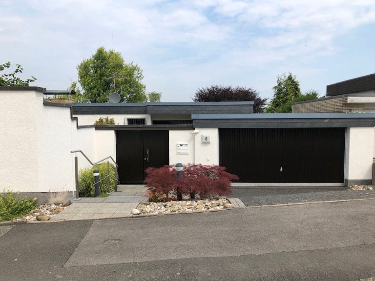Bauhausvilla in Dortmund, Zufahrt mit Garagen