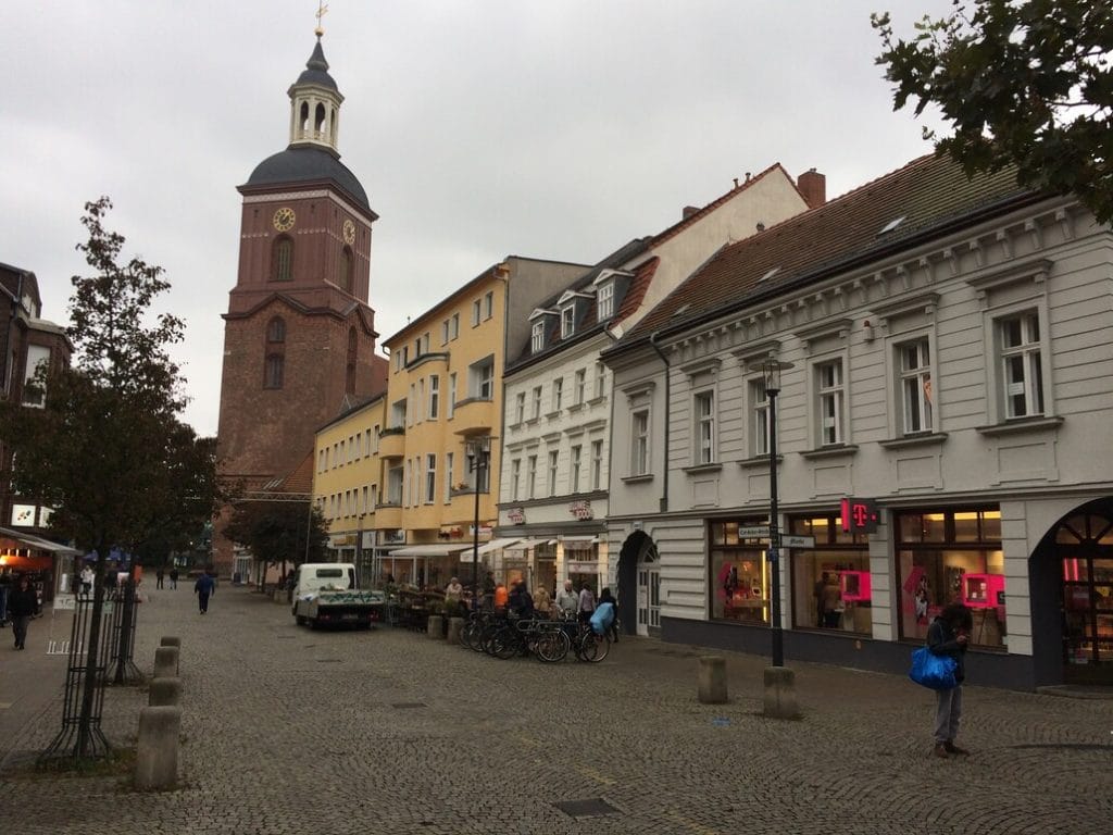 Wohn- und Geschäftshaus in der Fußgängerzone Spandau mit St. Nikolai-Kirche