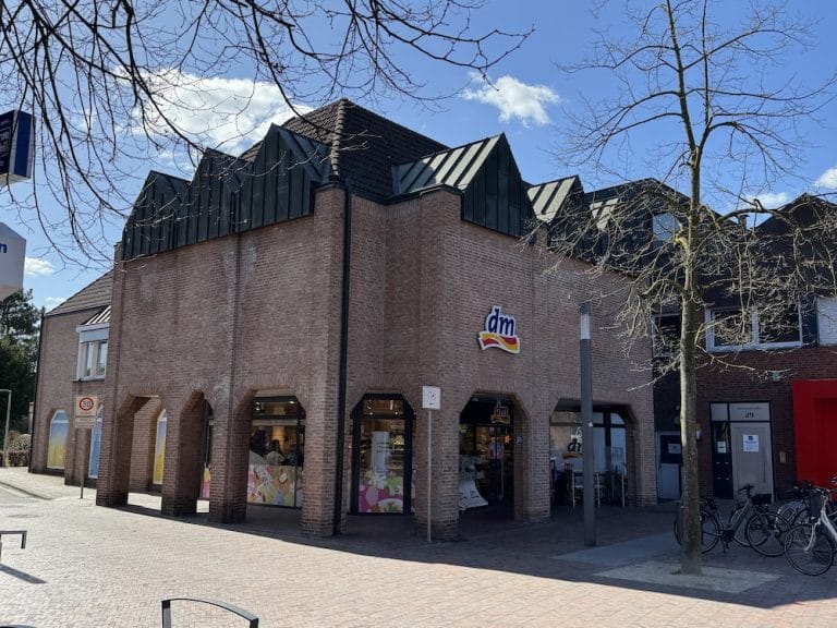 Geschäftshaus mit dm-Drogeriemarkt in der Ortsmitte von Senden