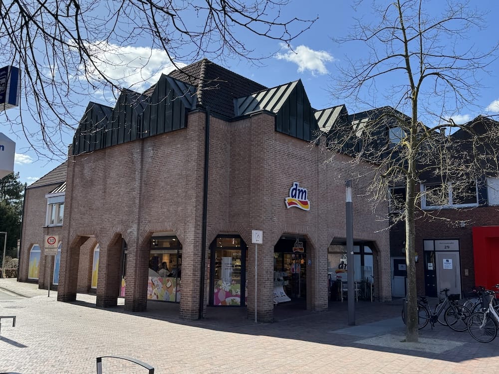 Geschäftshaus mit dm-Drogeriemarkt in der Ortsmitte von Senden